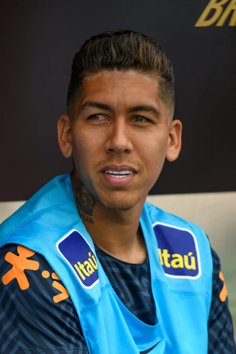 Roberto Firmino with his teeth visible at the Austria–Brazil friendly in 2018