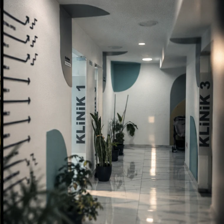 El pasillo — salas de tratamiento Klinik 1 a 3.