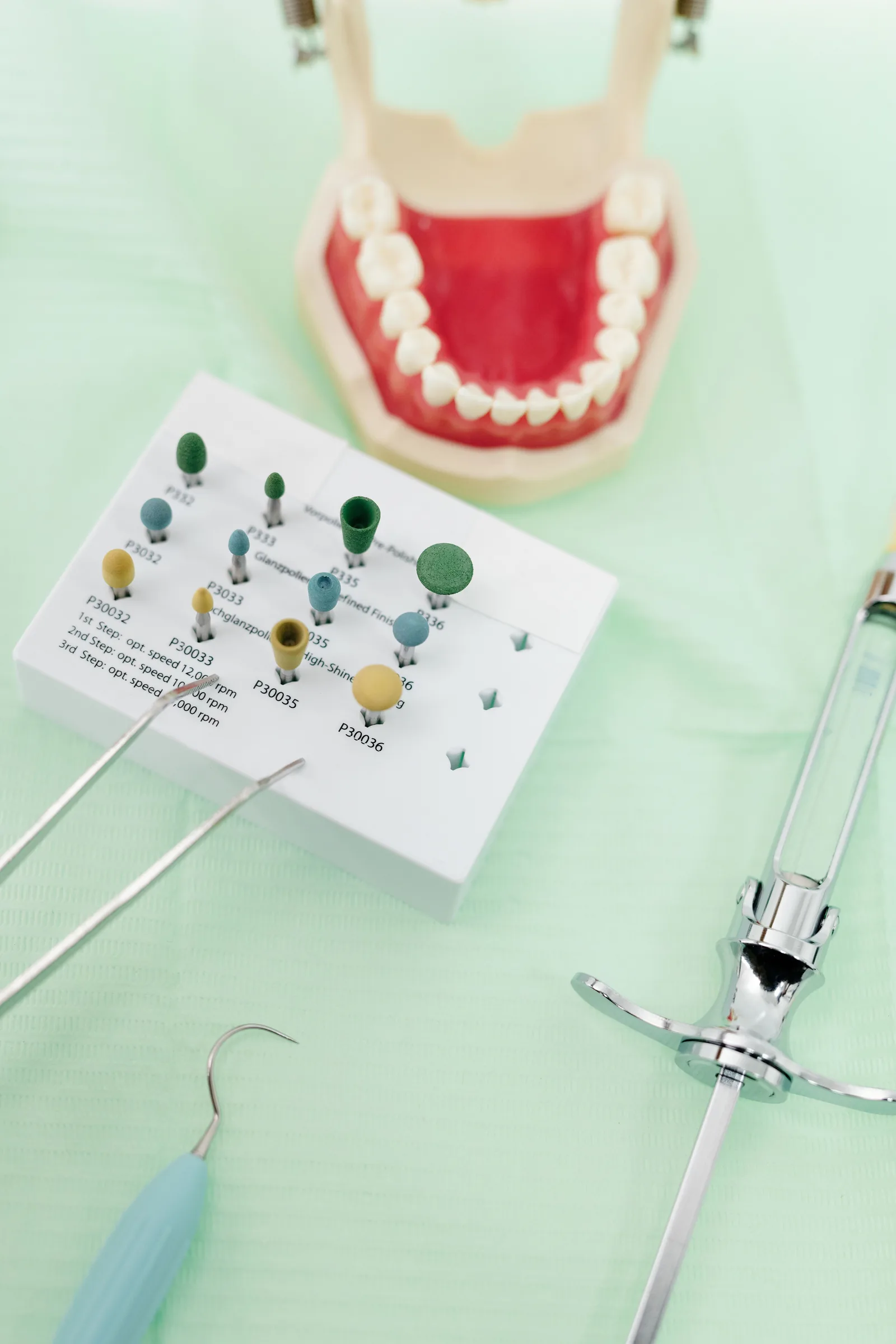 Instrument och polerverktyg som används vid implantatbehandling