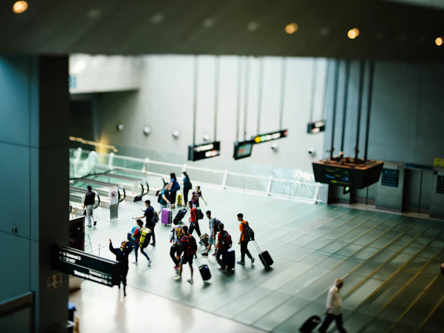 Viajeros con equipaje en una terminal del aeropuerto