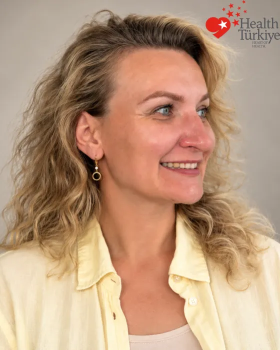 Alina de profil après son traitement implantaire