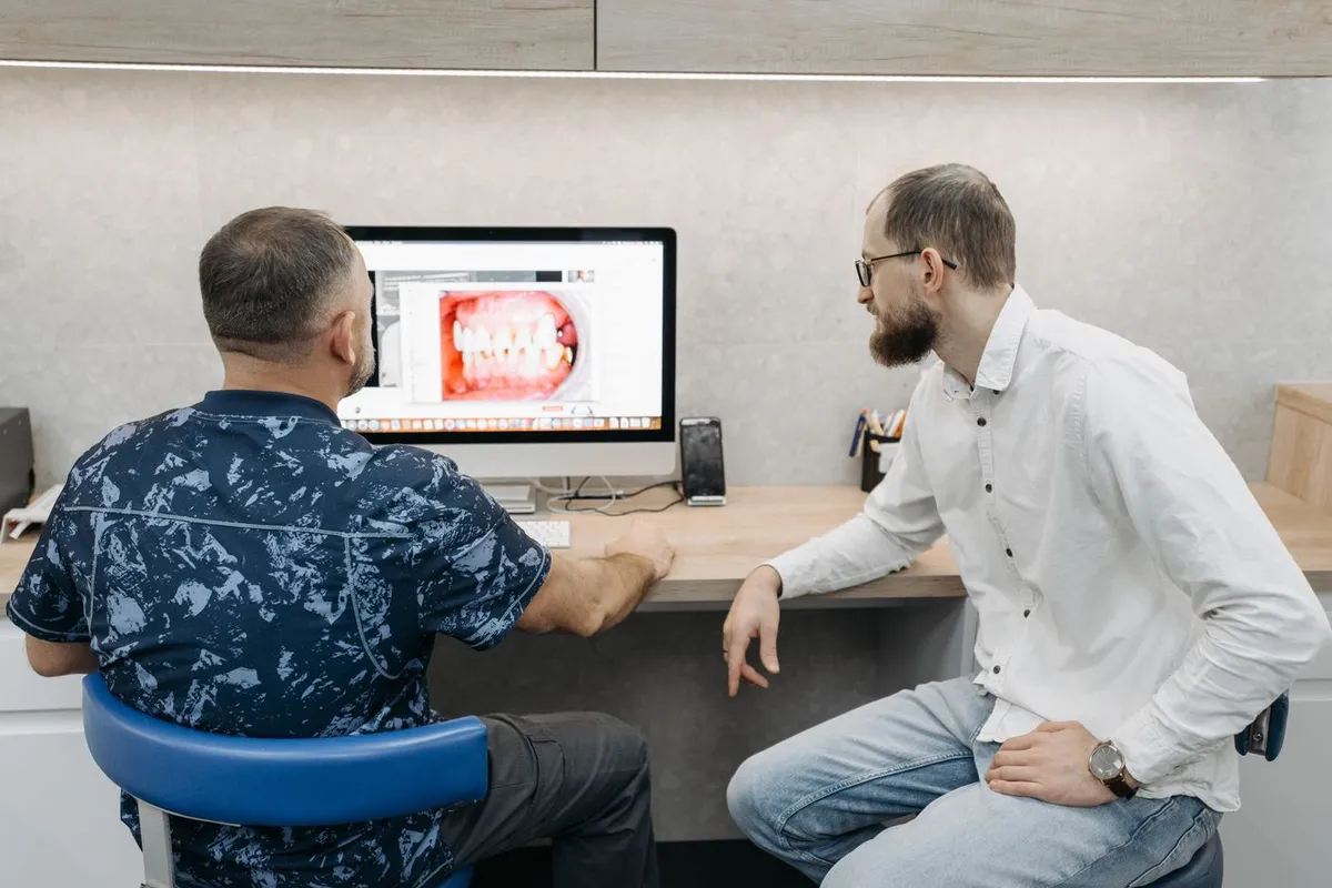 Tandvårdsbilder granskas tillsammans på en datorskärm