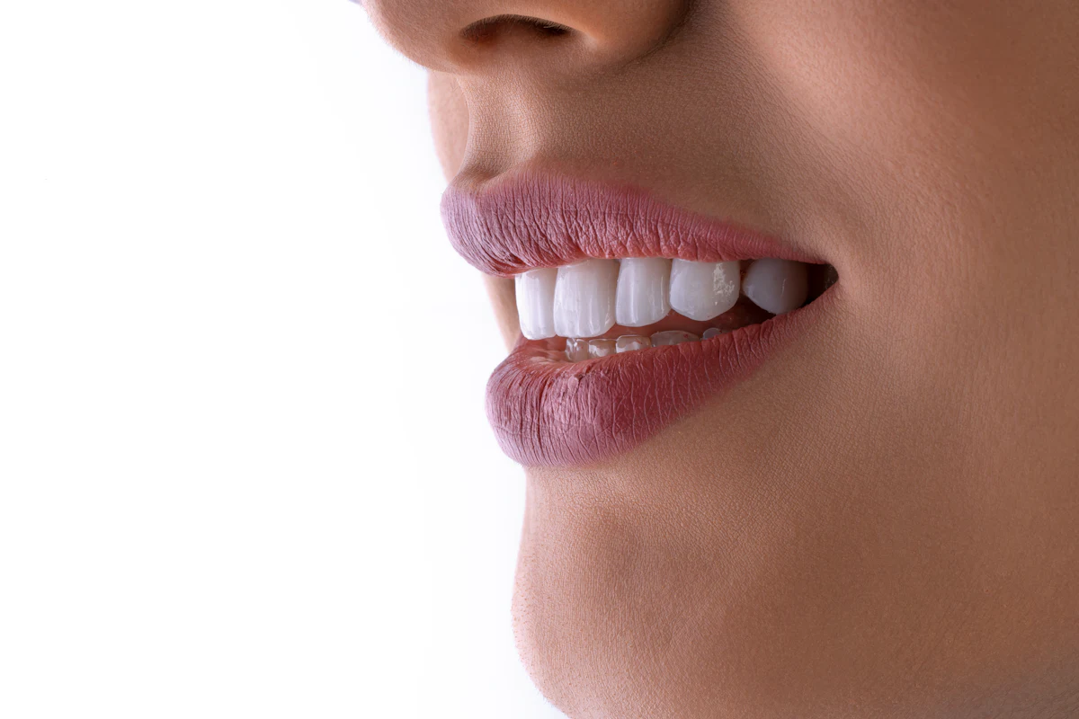 Gros plan d'un sourire aux dents blanches