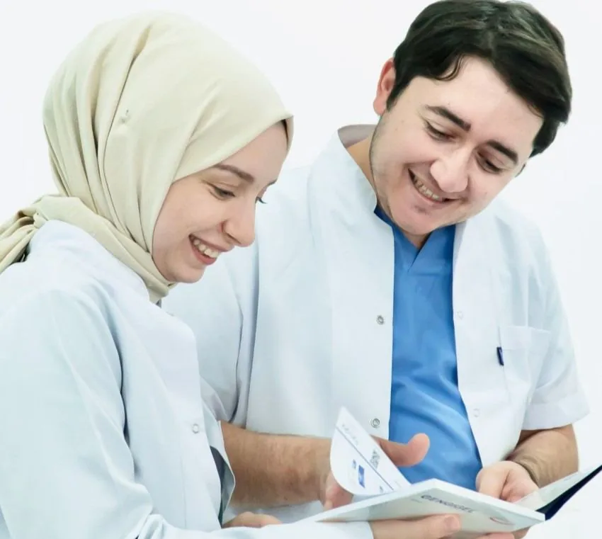 Betadent ekibinden iki sağlık çalışanı gülümserken